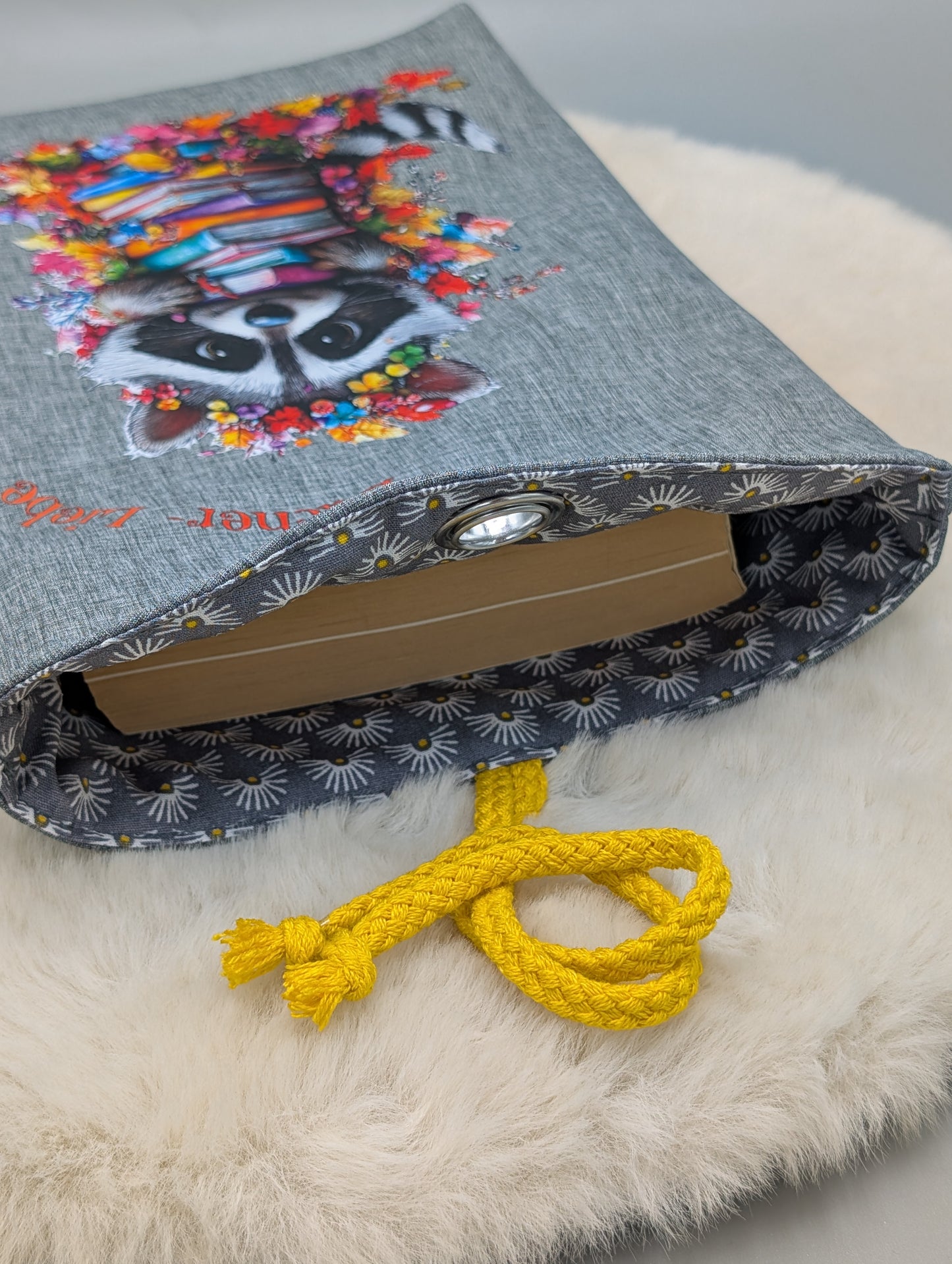 Handgefertigte Büchertasche „Bücher-Liebe Boho-Waschbär“ aus Softshell – Buchhülle mit Baumwollfutter & Kordelverschluss