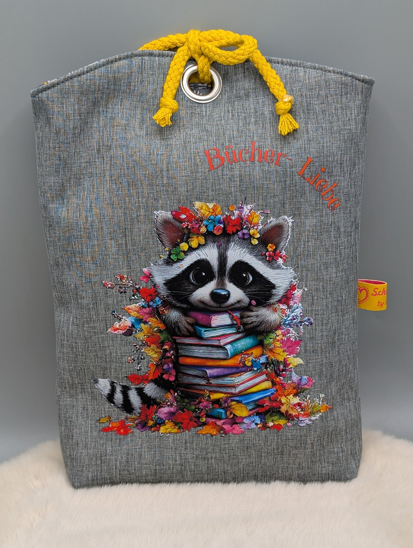 Handgefertigte Büchertasche „Bücher-Liebe Boho-Waschbär“ aus Softshell – Buchhülle mit Baumwollfutter & Kordelverschluss