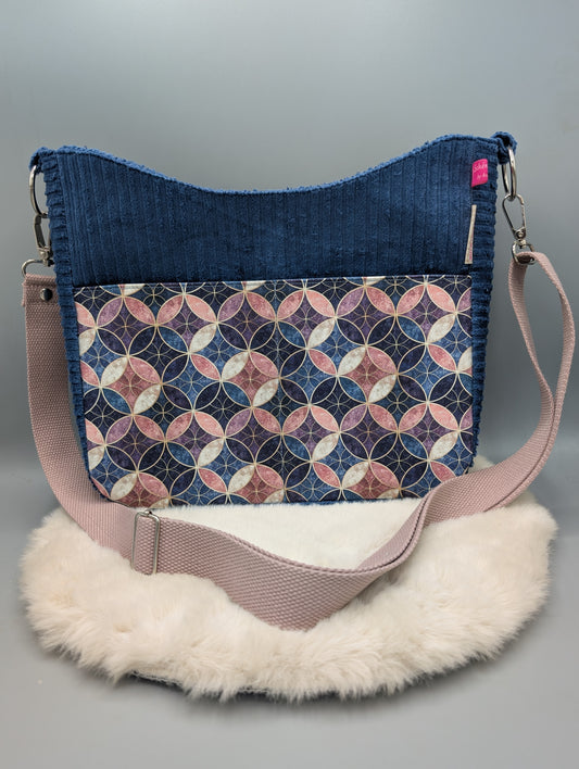 "Pastell-Geometrics" – Umhängetasche aus Cord in Rauchblau mit Mosaik-Muster