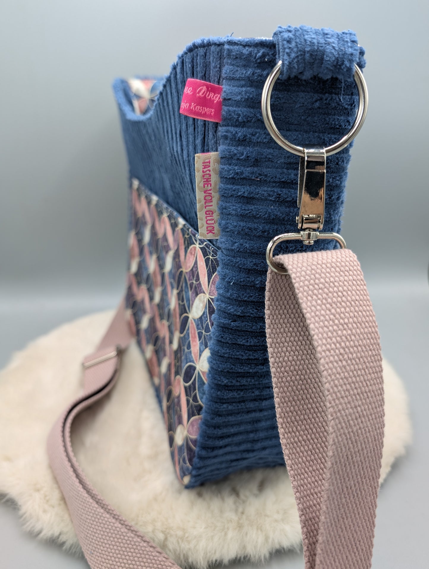 "Pastell-Geometrics" – Umhängetasche aus Cord in Rauchblau mit Mosaik-Muster