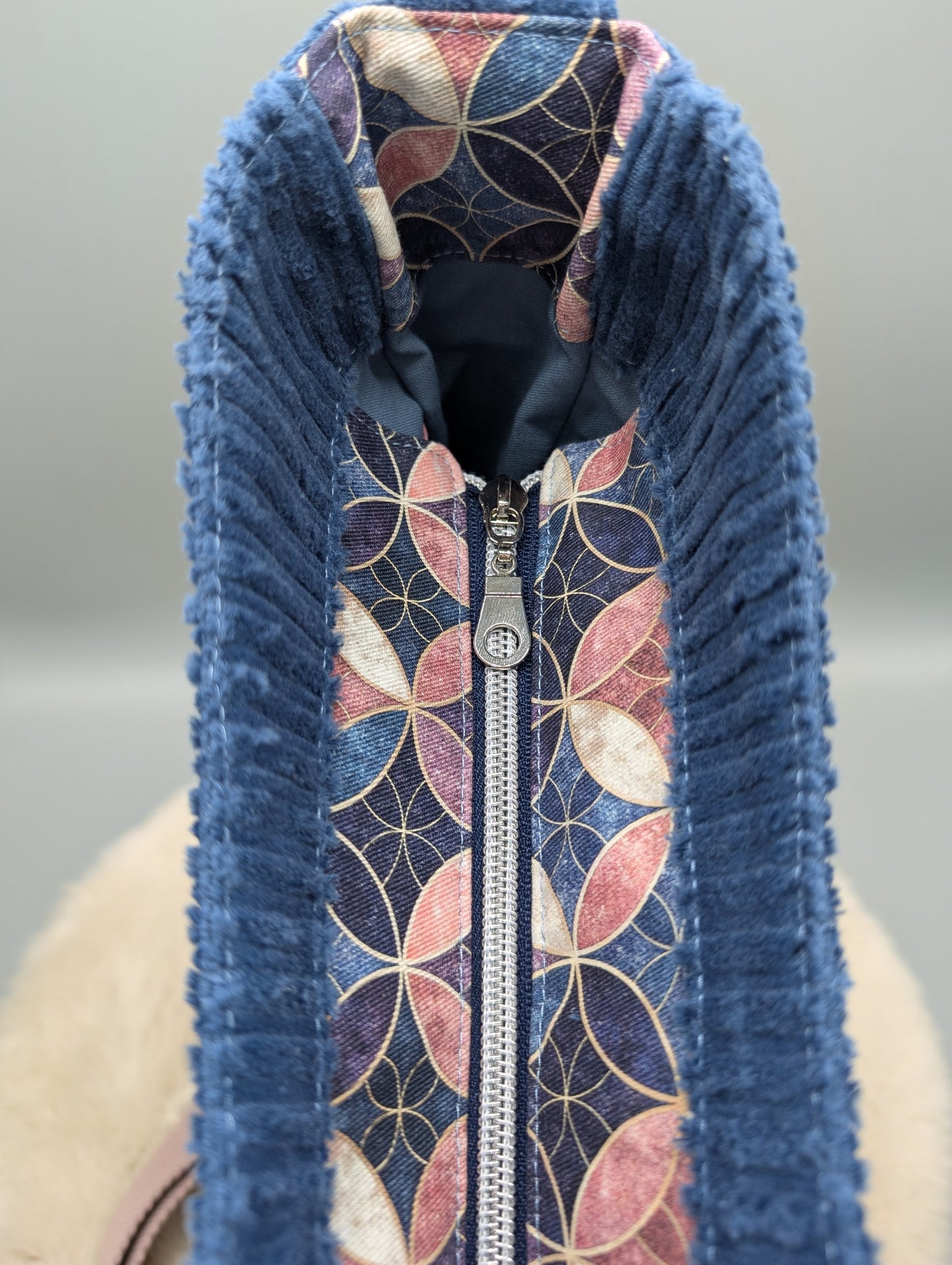 "Pastell-Geometrics" – Umhängetasche aus Cord in Rauchblau mit Mosaik-Muster