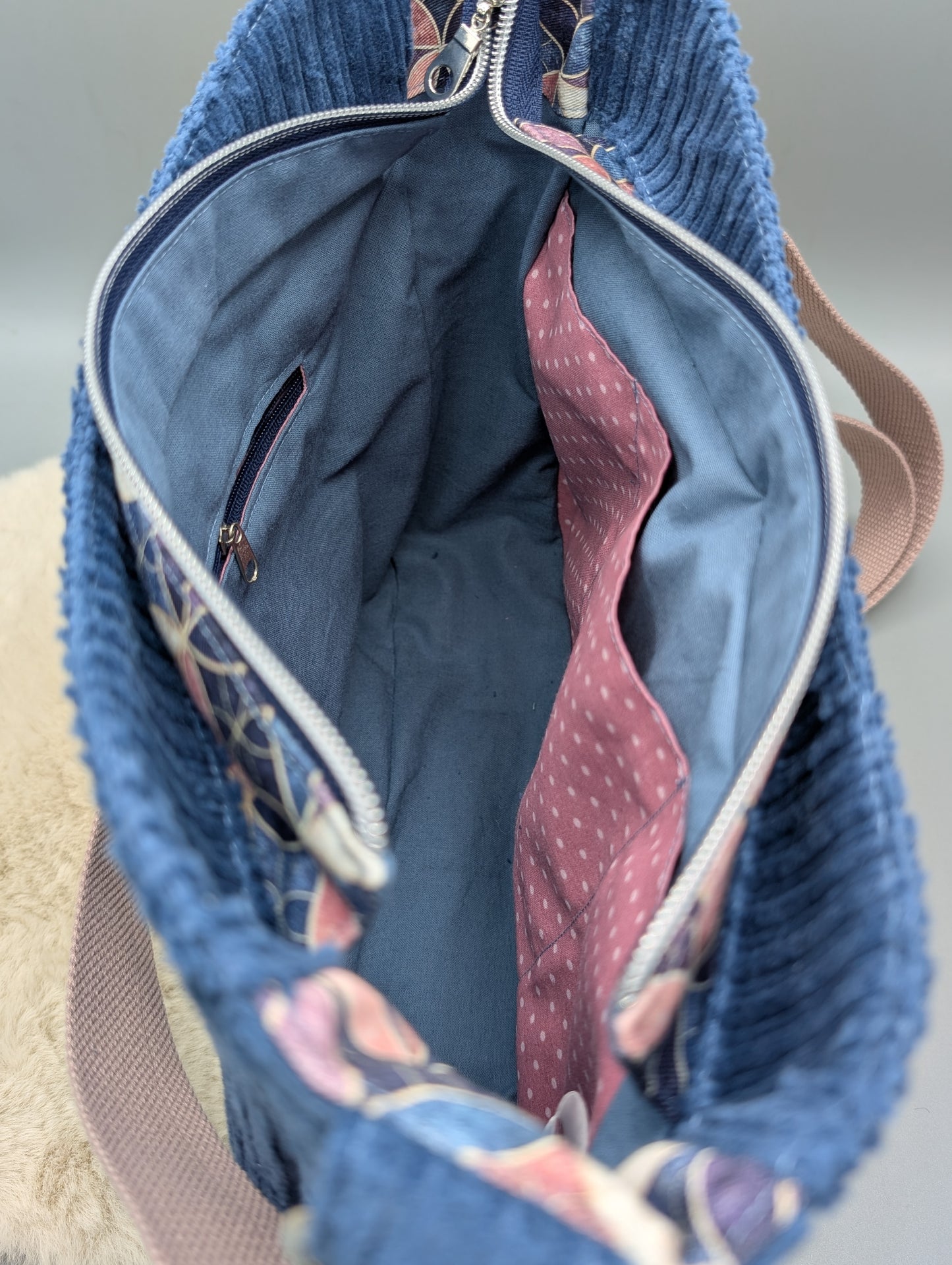 "Pastell-Geometrics" – Umhängetasche aus Cord in Rauchblau mit Mosaik-Muster
