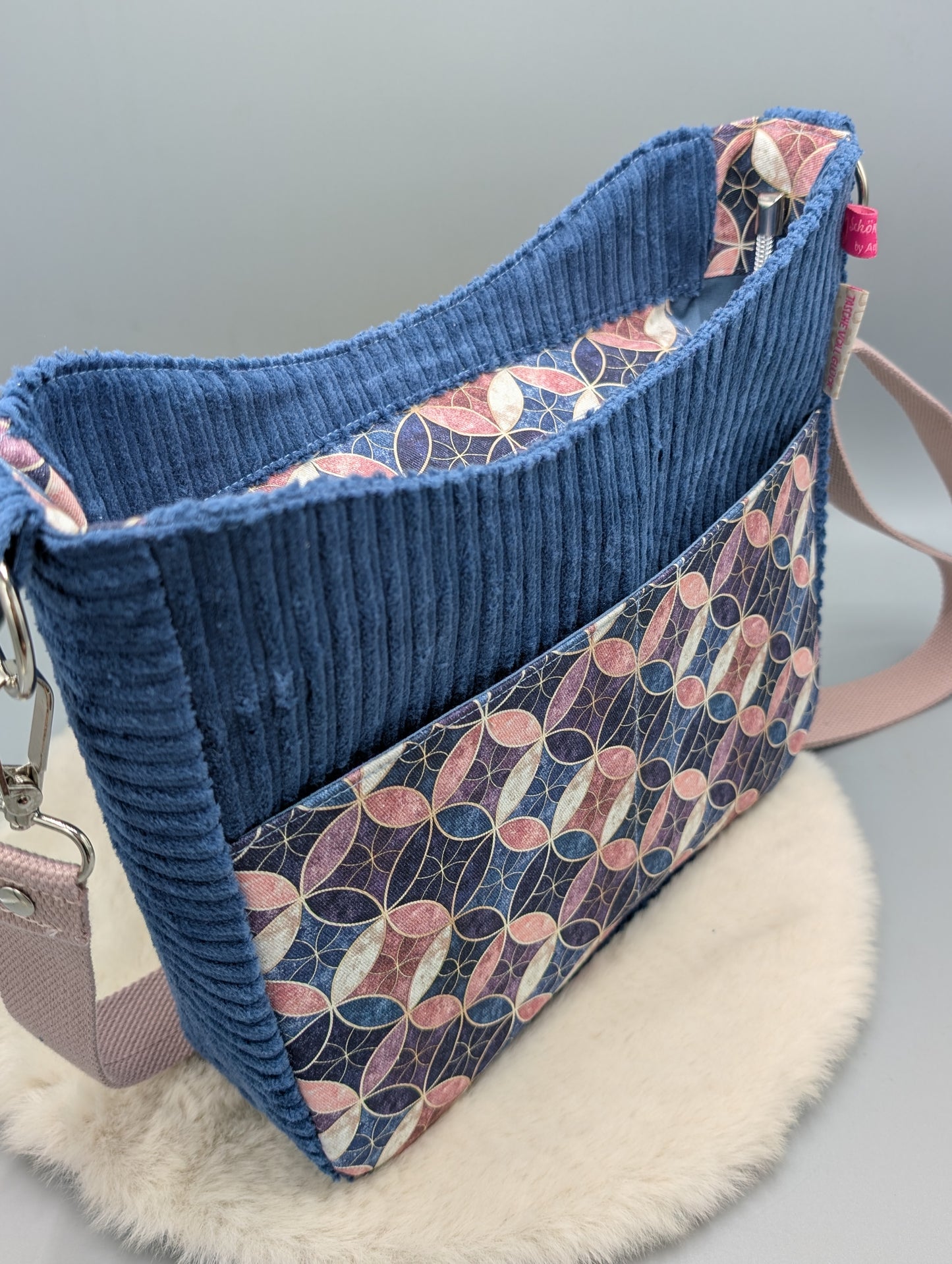 "Pastell-Geometrics" – Umhängetasche aus Cord in Rauchblau mit Mosaik-Muster