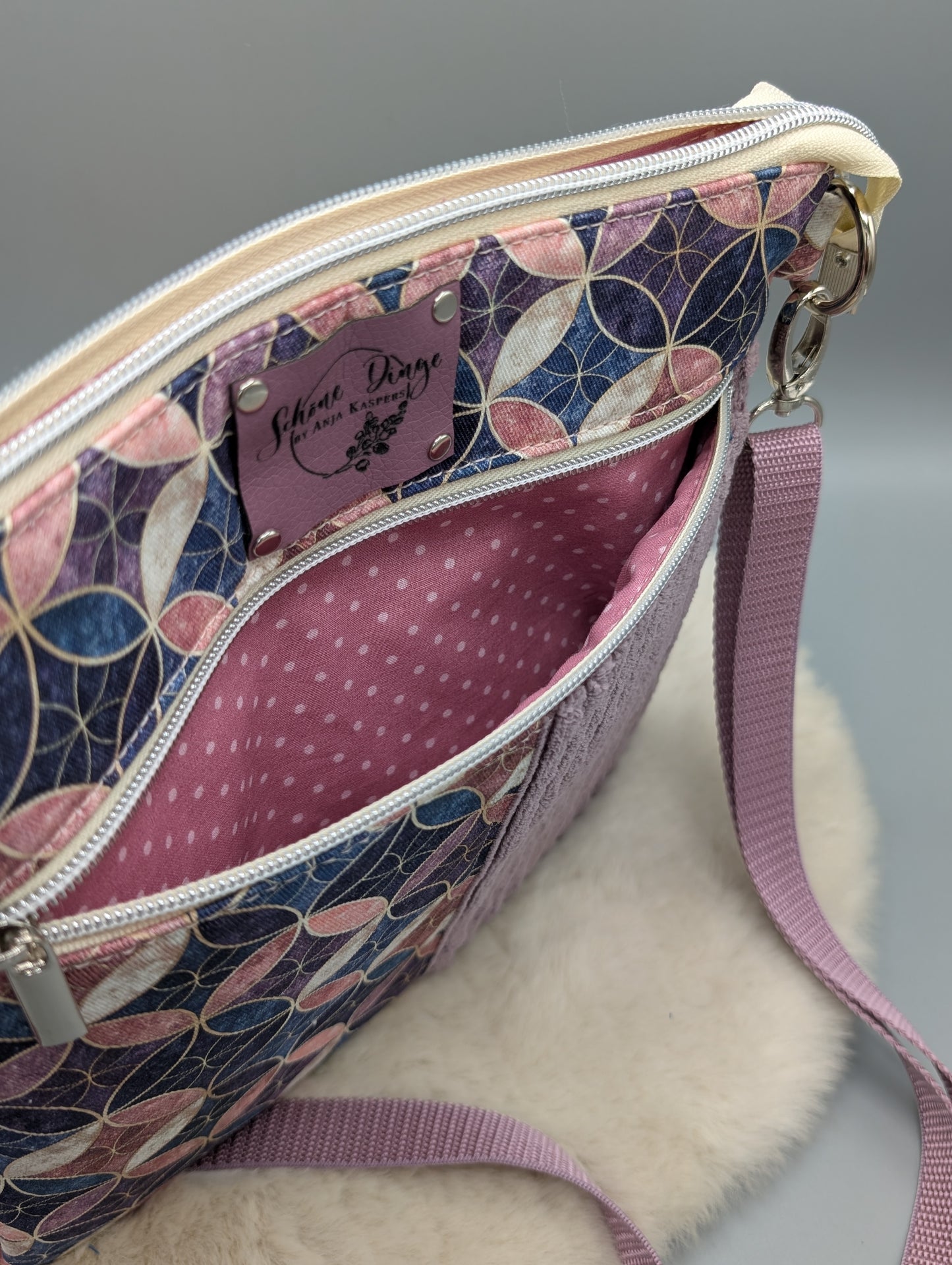 "Blütenmosaik" – Crossbody-Tasche aus Cord & Canvas in Mauve & Blau