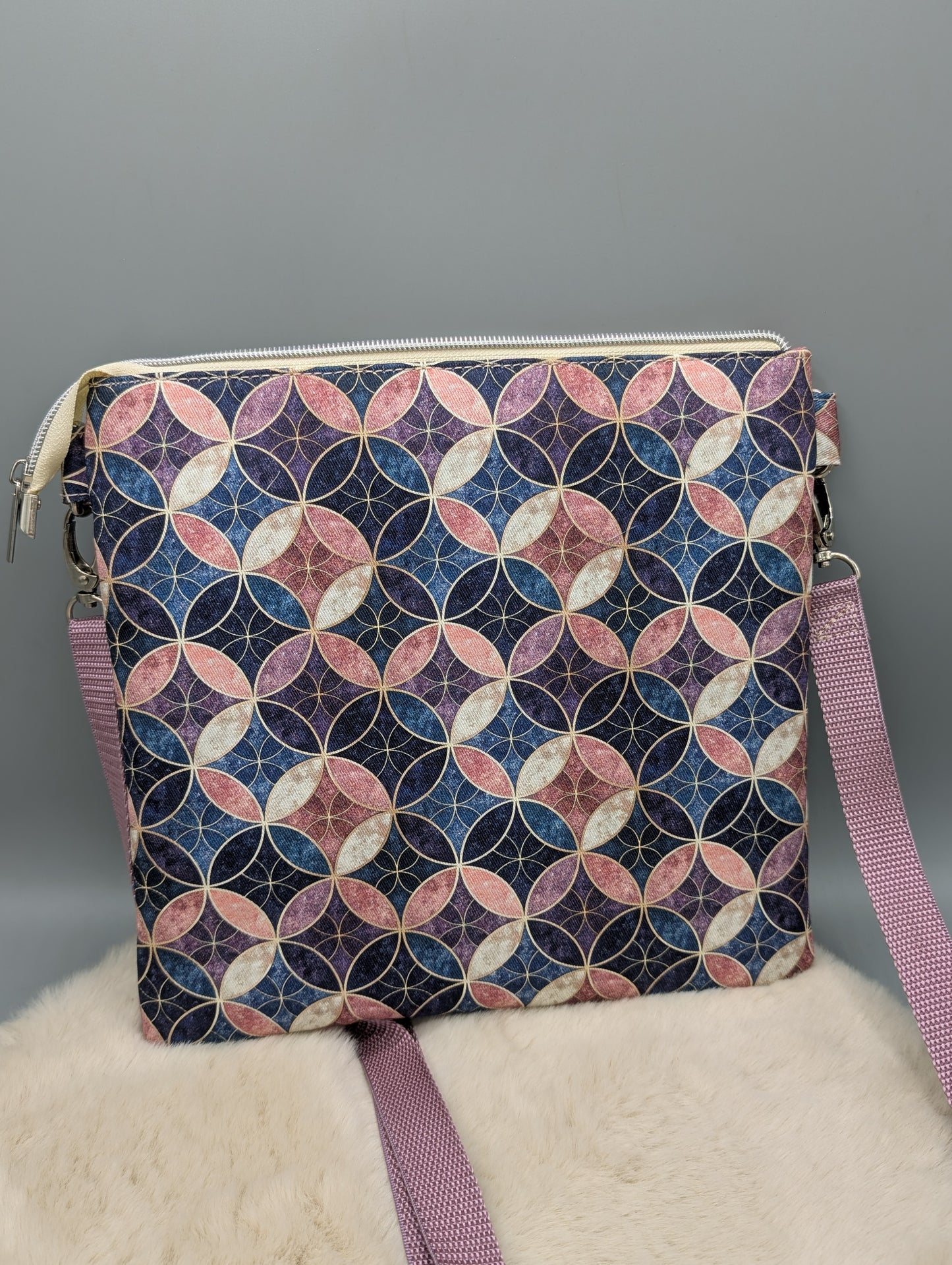 "Blütenmosaik" – Crossbody-Tasche aus Cord & Canvas in Mauve & Blau