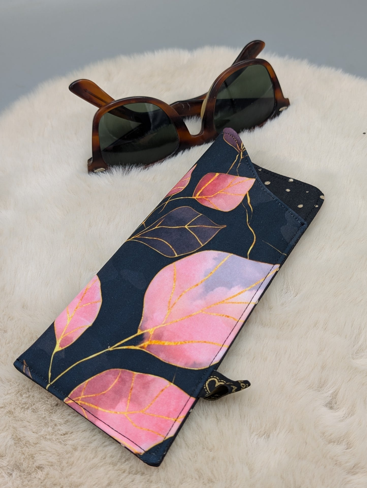 Handgemachtes Brillenetui aus Softshell – weich gepolstert | Blätterdesign in Rosé & Schwarz (passend zur Tasche im Blätterdesign)