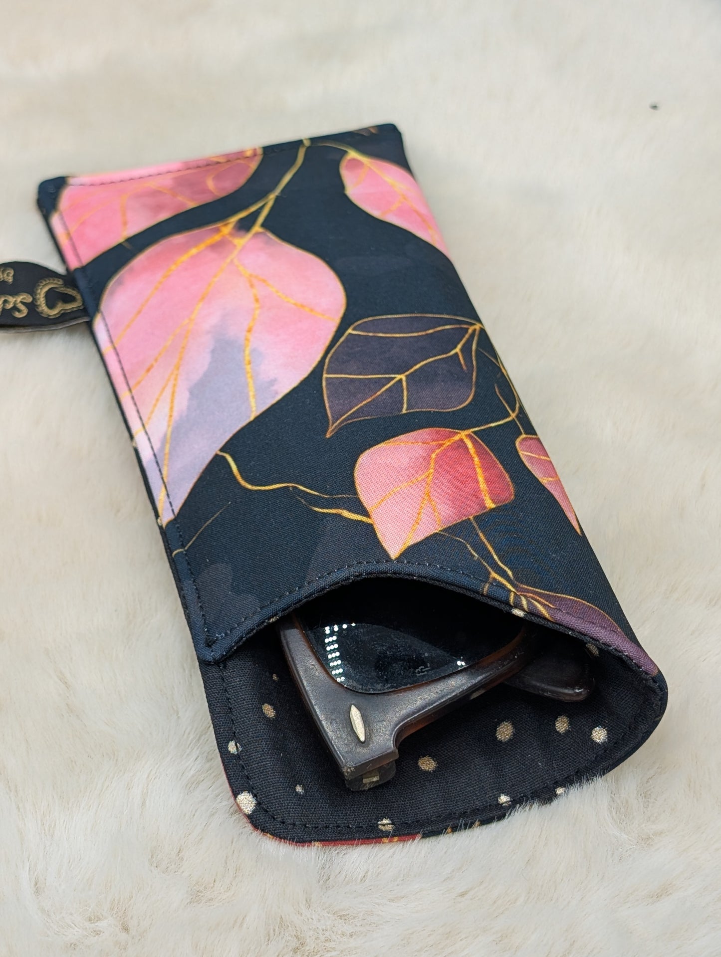 Handgemachtes Brillenetui aus Softshell – weich gepolstert | Blätterdesign in Rosé & Schwarz (passend zur Tasche im Blätterdesign)