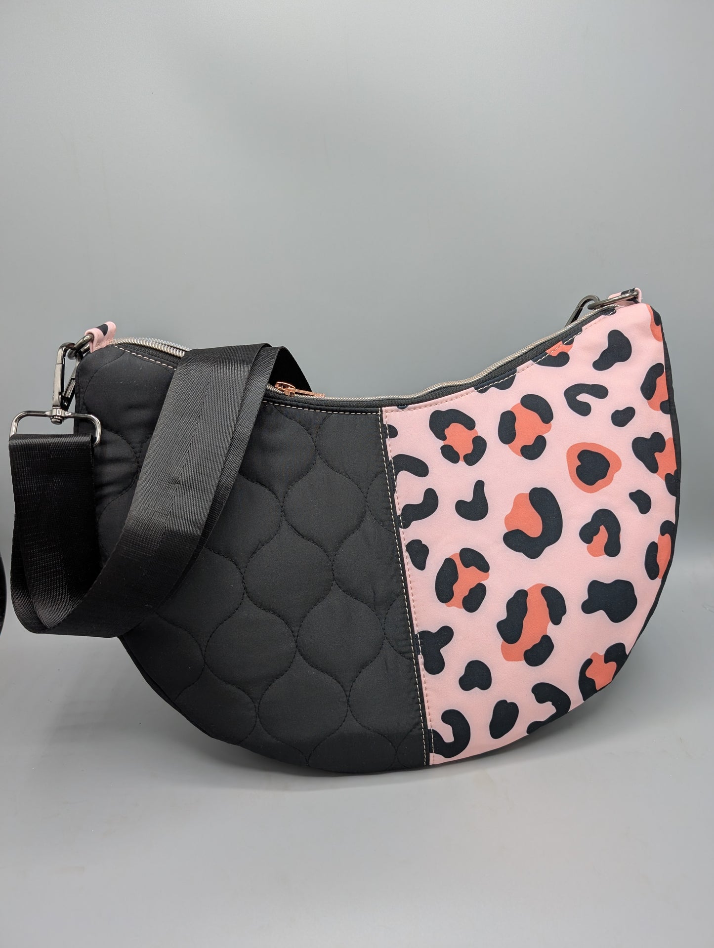 Handgenähte Half-Moon Bag aus Softshell & Steppstoff – Leo Rosa | Damen Schultertasche & Crossbody Unikat