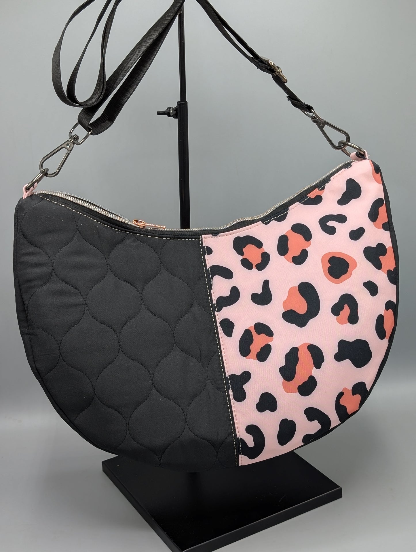 Handgenähte Half-Moon Bag aus Softshell & Steppstoff – Leo Rosa | Damen Schultertasche & Crossbody Unikat