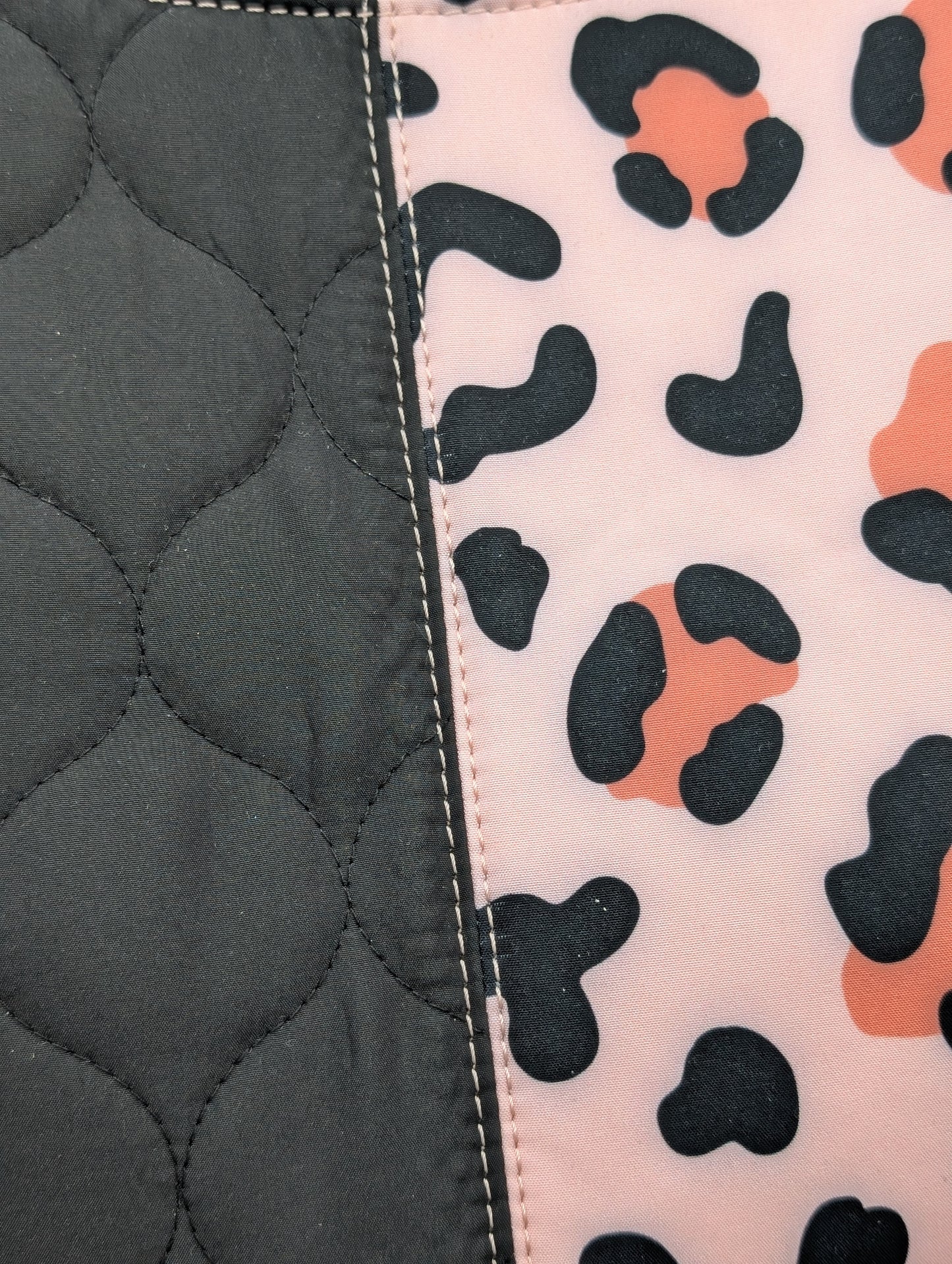 Handgenähte Half-Moon Bag aus Softshell & Steppstoff – Leo Rosa | Damen Schultertasche & Crossbody Unikat