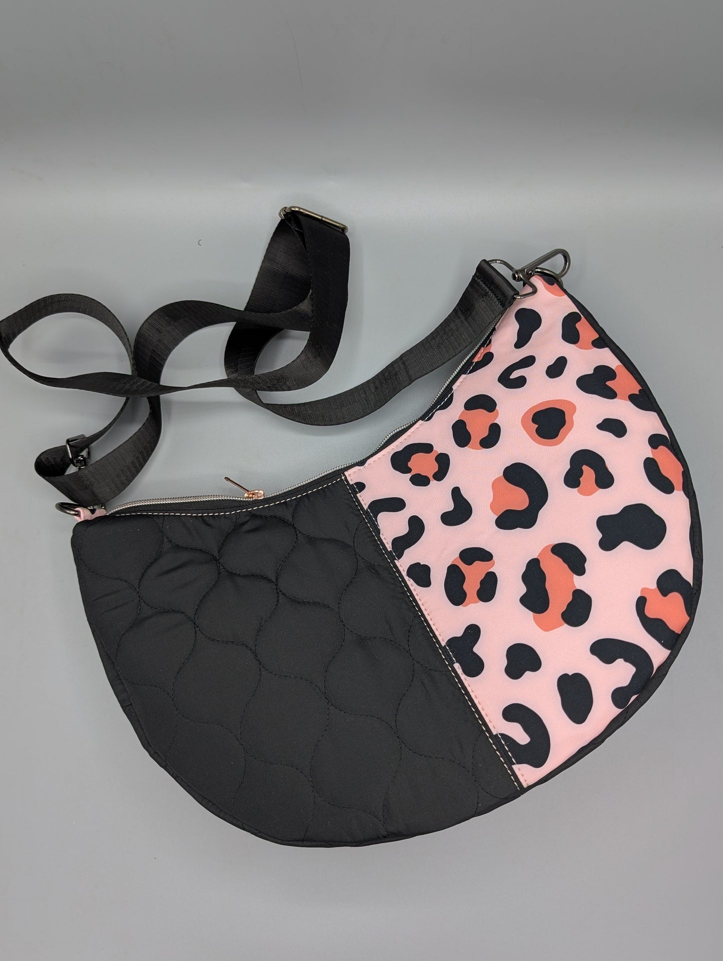 Handgenähte Half-Moon Bag aus Softshell & Steppstoff – Leo Rosa | Damen Schultertasche & Crossbody Unikat