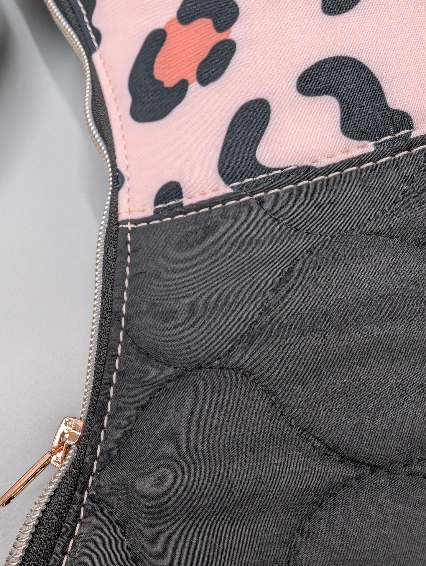 Handgenähte Half-Moon Bag aus Softshell & Steppstoff – Leo Rosa | Damen Schultertasche & Crossbody Unikat