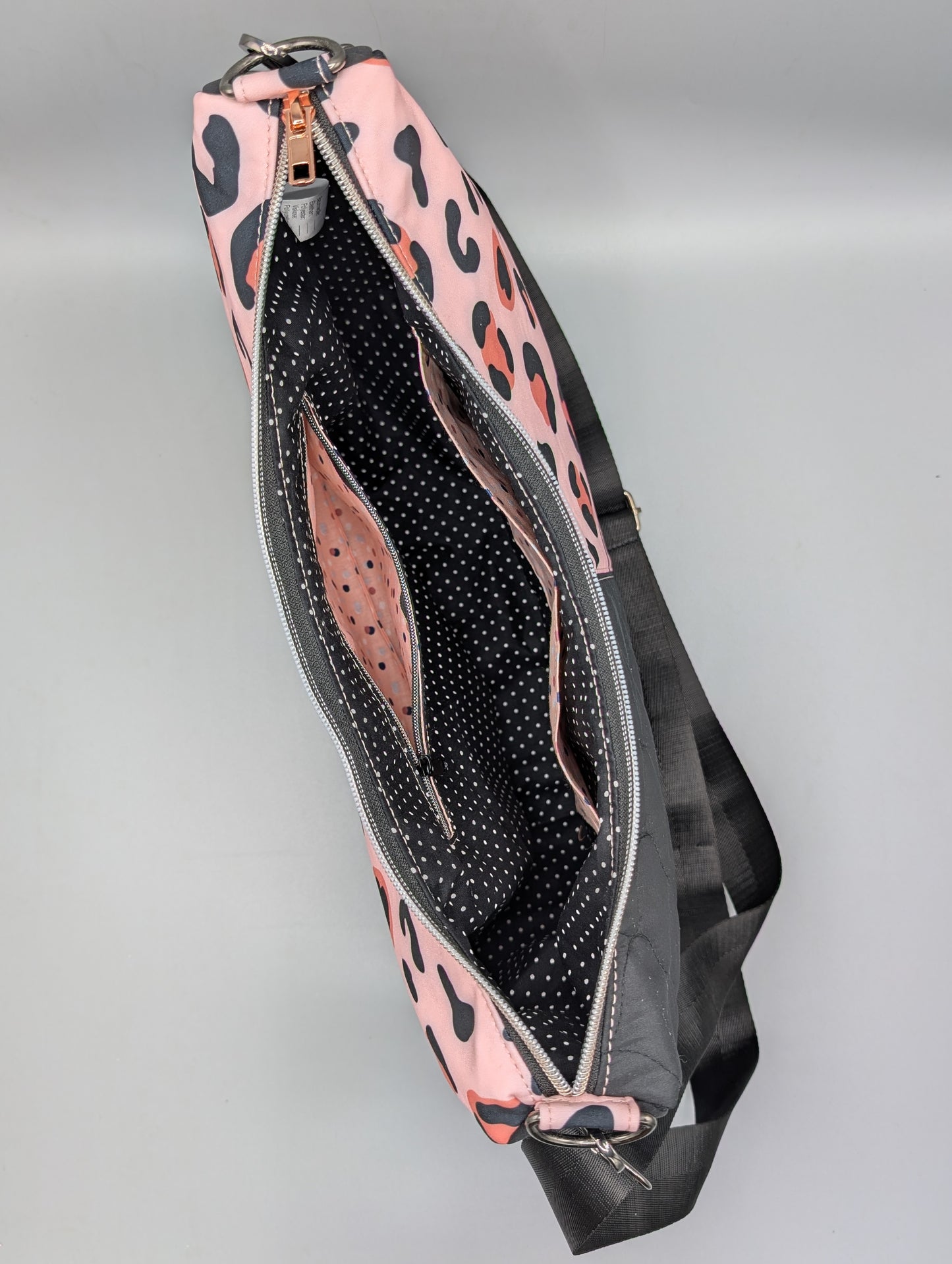 Handgenähte Half-Moon Bag aus Softshell & Steppstoff – Leo Rosa | Damen Schultertasche & Crossbody Unikat