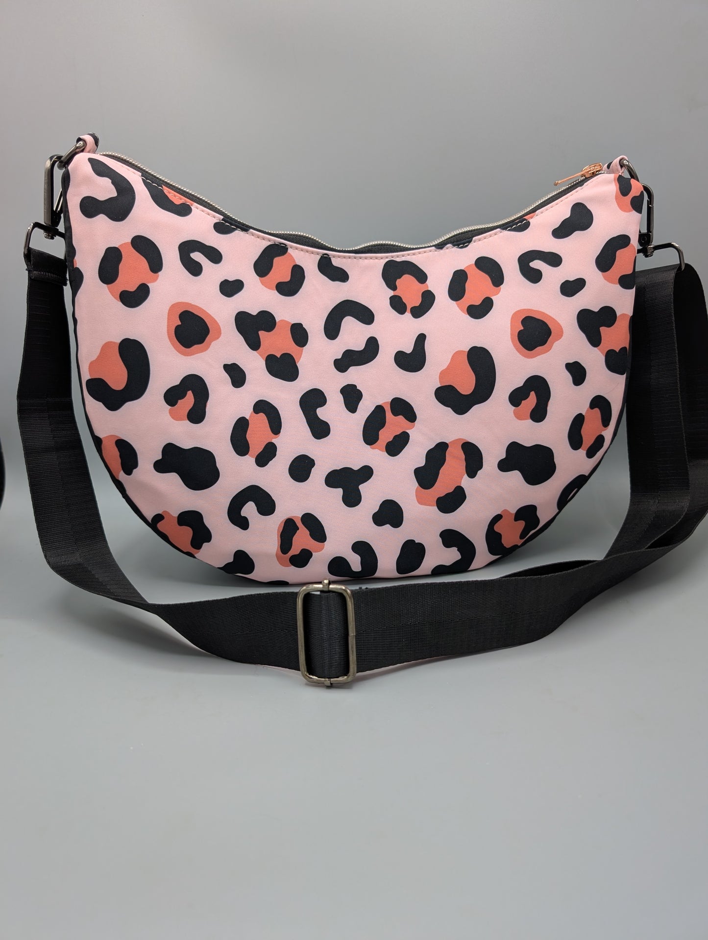 Handgenähte Half-Moon Bag aus Softshell & Steppstoff – Leo Rosa | Damen Schultertasche & Crossbody Unikat