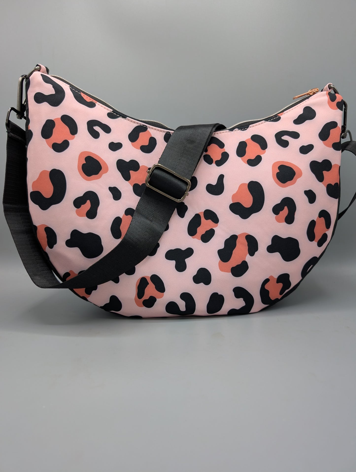 Handgenähte Half-Moon Bag aus Softshell & Steppstoff – Leo Rosa | Damen Schultertasche & Crossbody Unikat