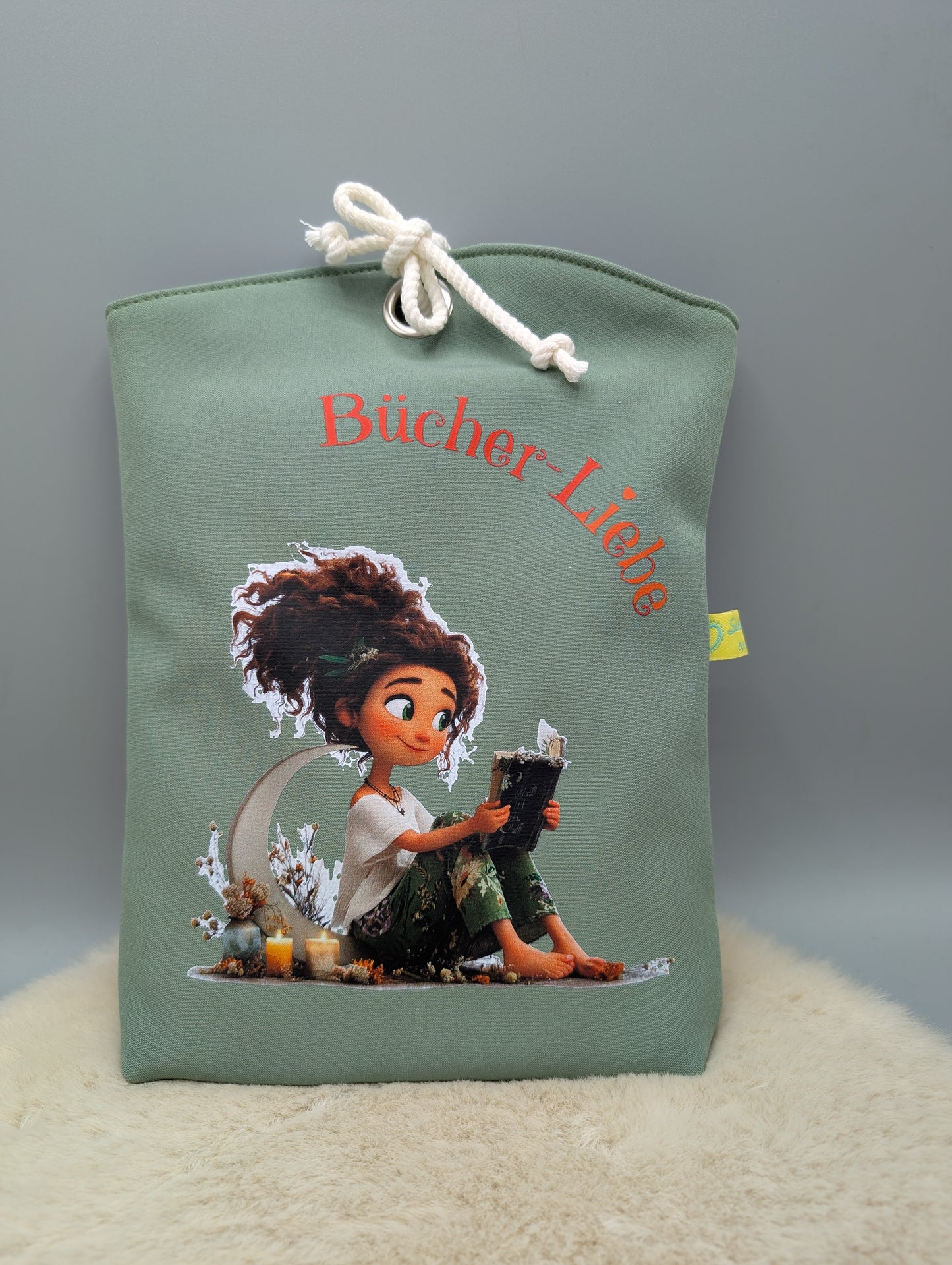 Handgefertigte Büchertasche „Bücher-Liebe“ aus Softshell – Buchhülle mit Baumwollfutter & Kordelverschluss