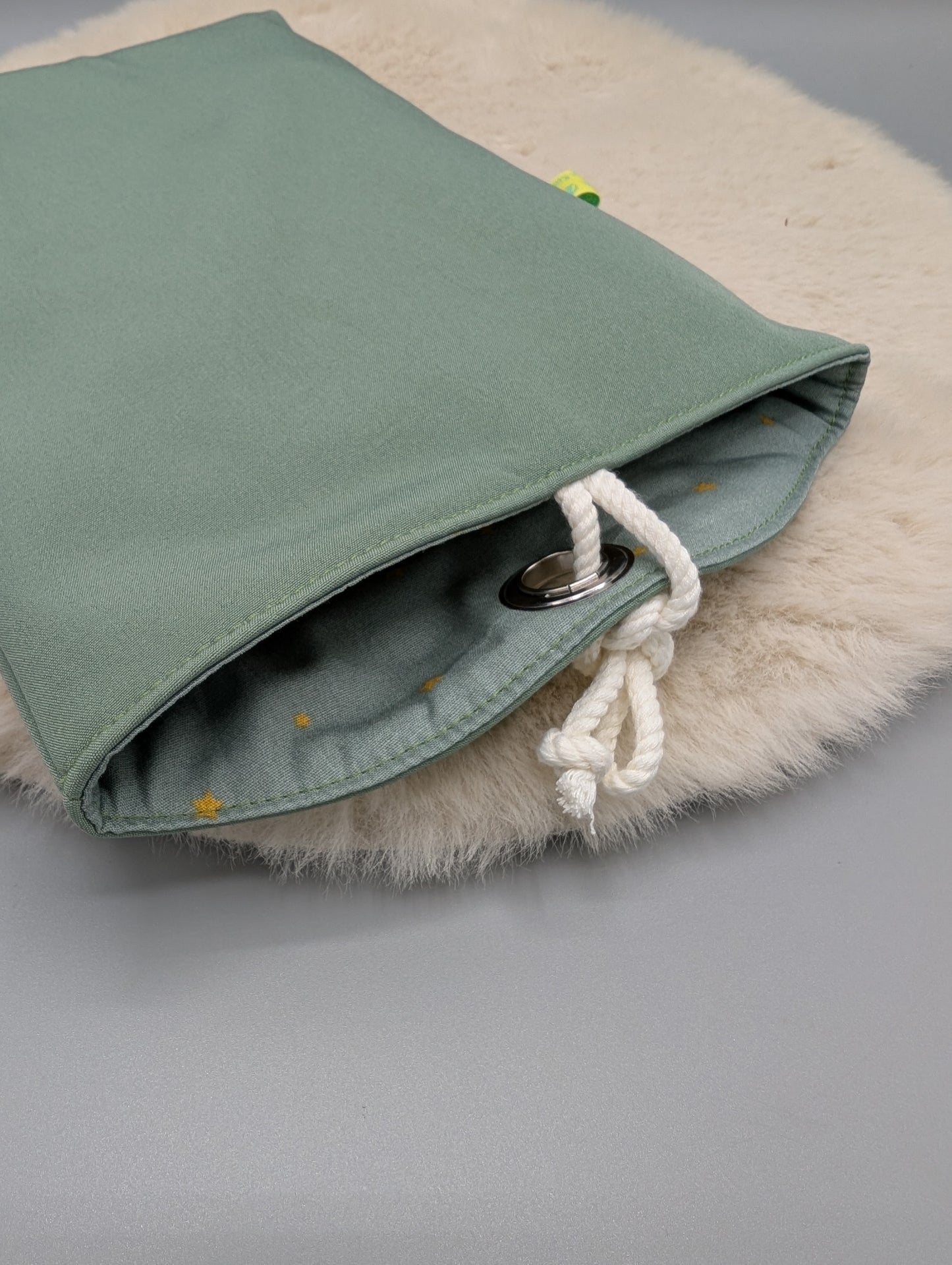 Handgefertigte Büchertasche „Bücher-Liebe“ aus Softshell – Buchhülle mit Baumwollfutter & Kordelverschluss
