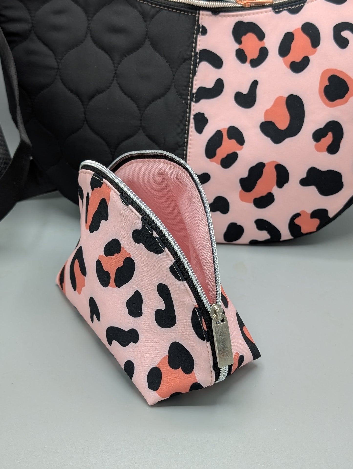 Kosmetiktasche „Leo Rosa" – handgemacht aus Softshell