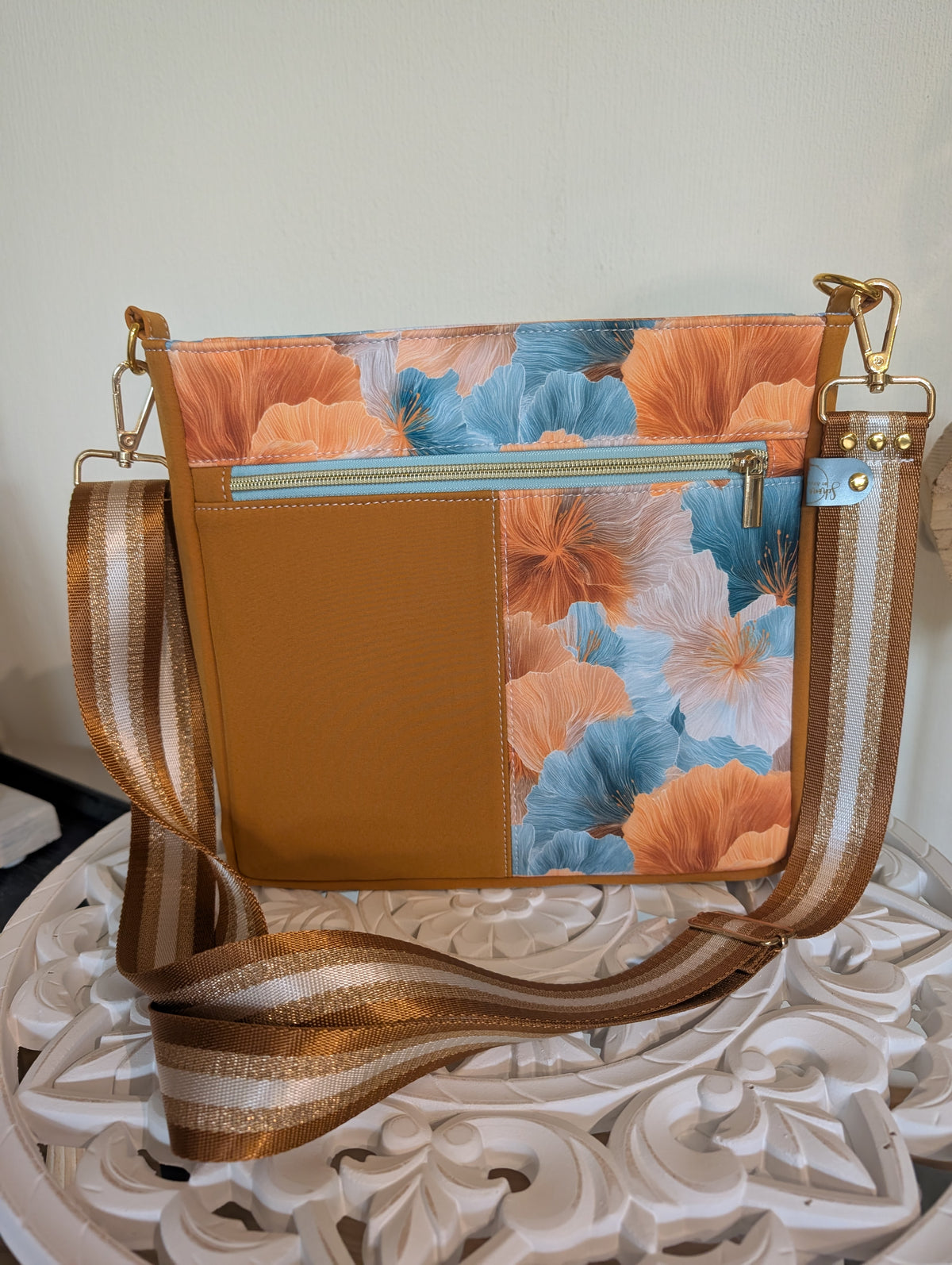 City-Bag Clara in Ocker & Blumenmuster – Handgenähte Schultertasche