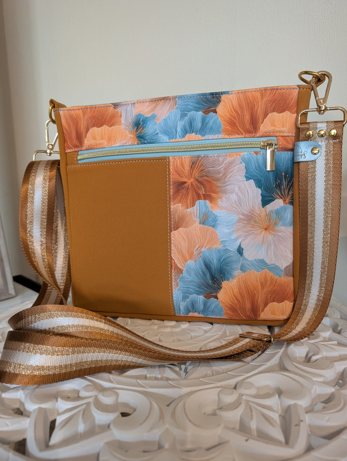 City-Bag Clara in Ocker & Blumenmuster – Handgenähte Schultertasche