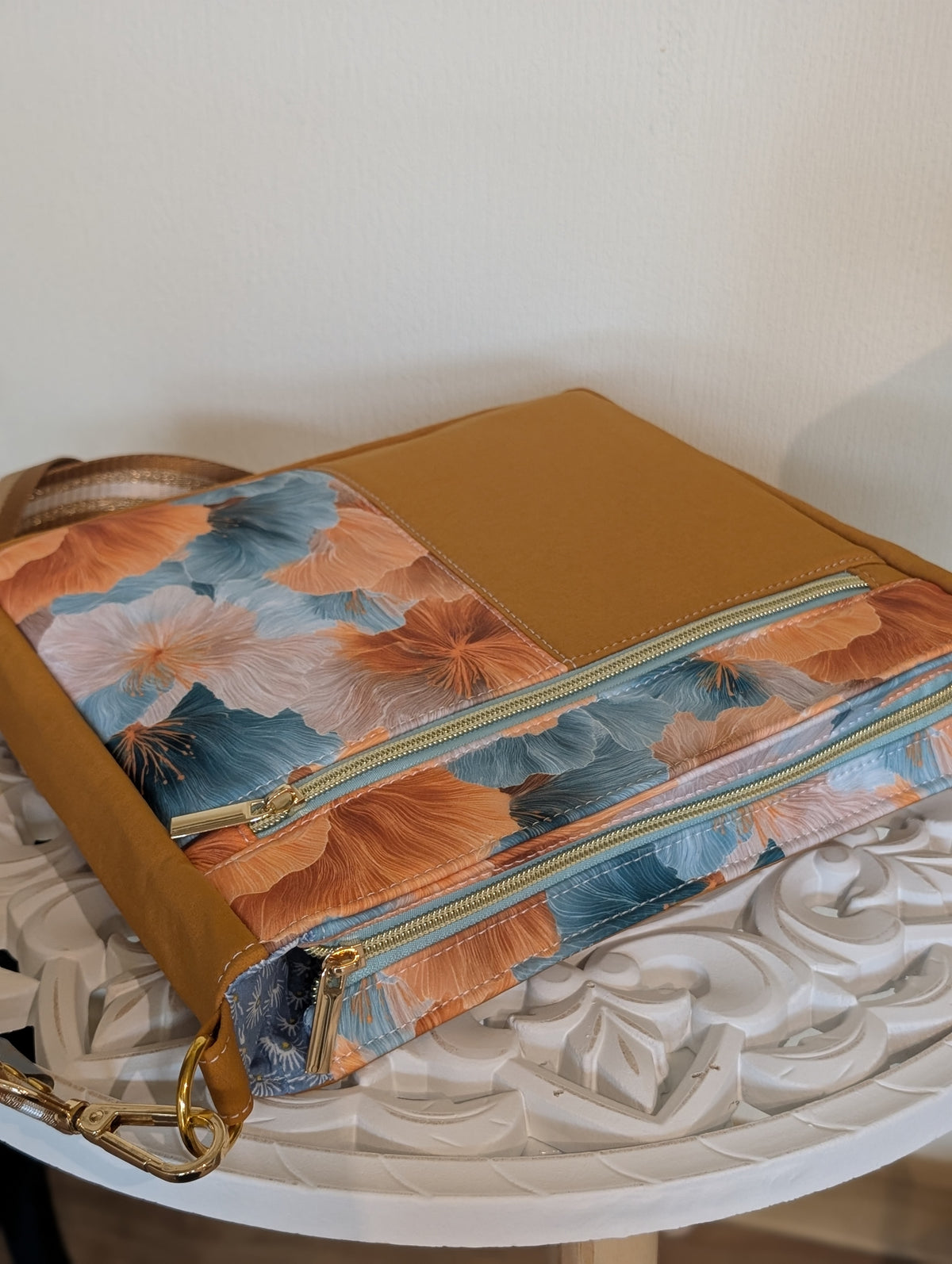City-Bag Clara in Ocker & Blumenmuster – Handgenähte Schultertasche
