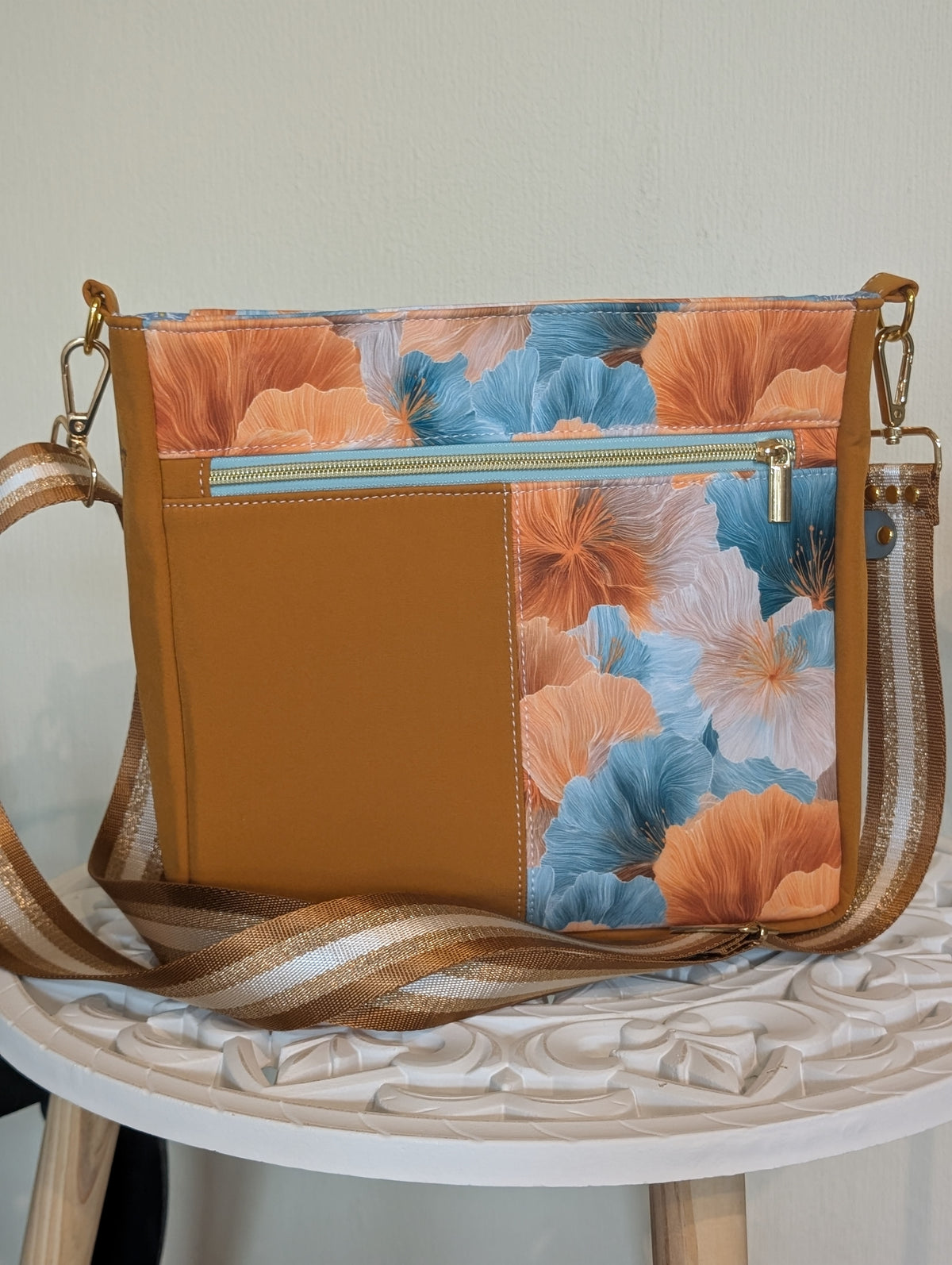 City-Bag Clara in Ocker & Blumenmuster – Handgenähte Schultertasche