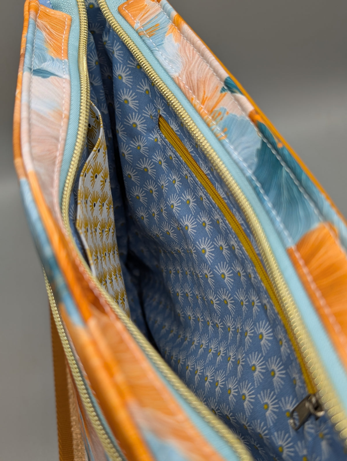 City-Bag Clara in Ocker & Blumenmuster – Handgenähte Schultertasche
