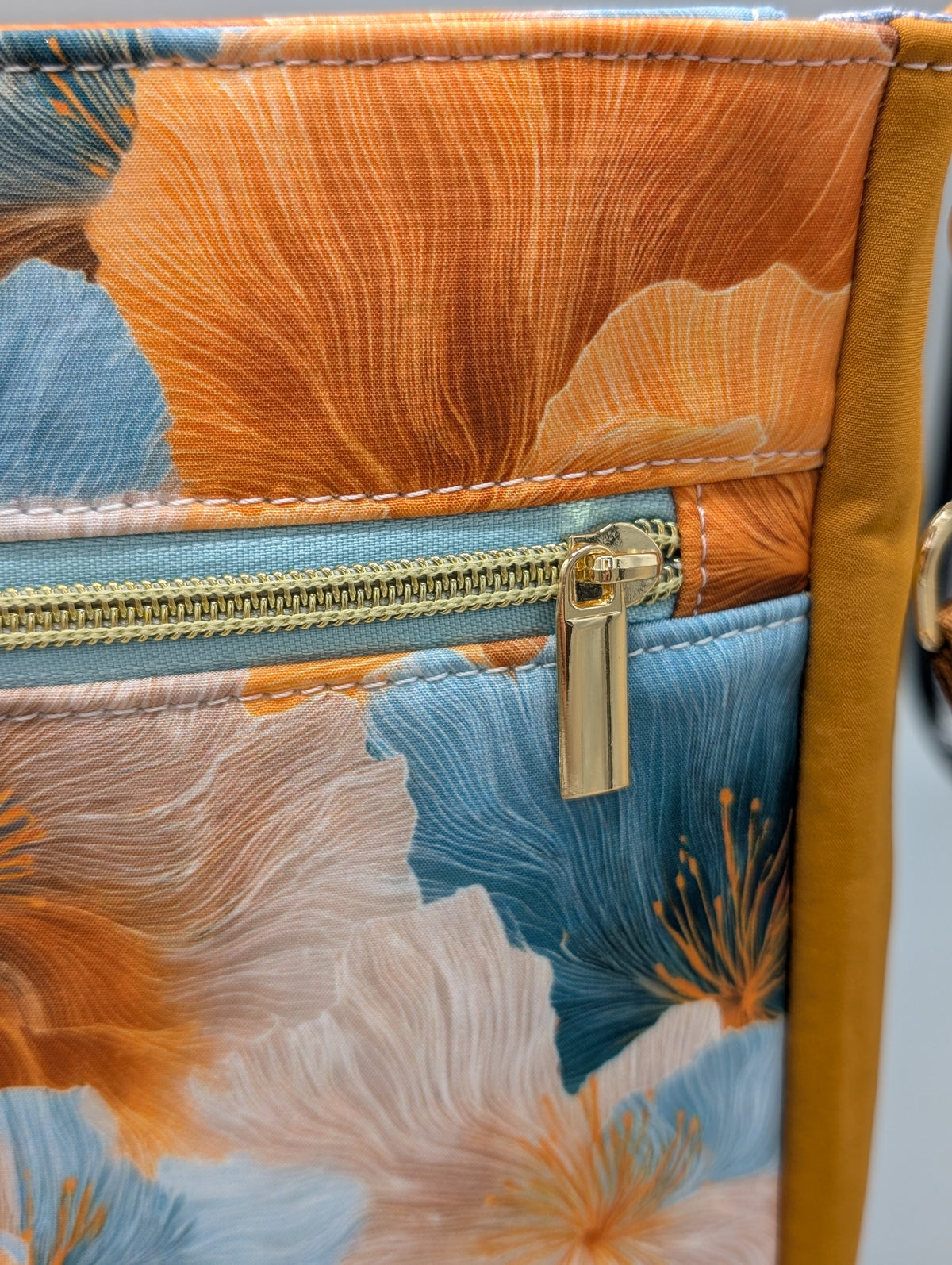 City-Bag Clara in Ocker & Blumenmuster – Handgenähte Schultertasche