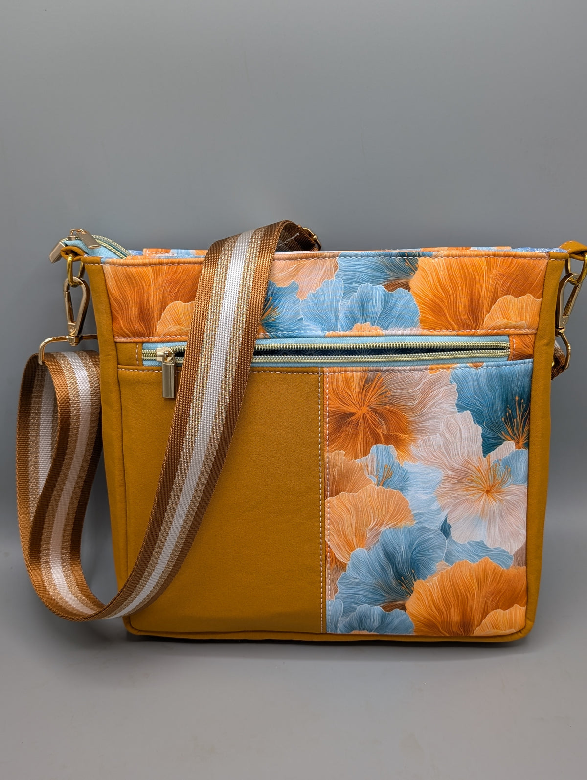 City-Bag Clara in Ocker & Blumenmuster – Handgenähte Schultertasche