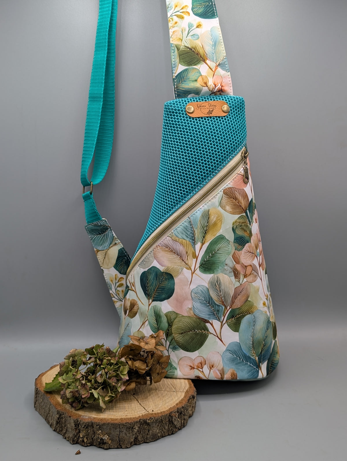 Crossbag „Blüten & Türkis“ – praktisch, leicht und einzigartig