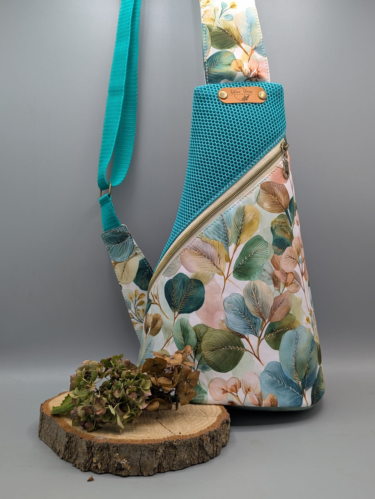 Crossbag „Blüten & Türkis“ – praktisch, leicht und einzigartig