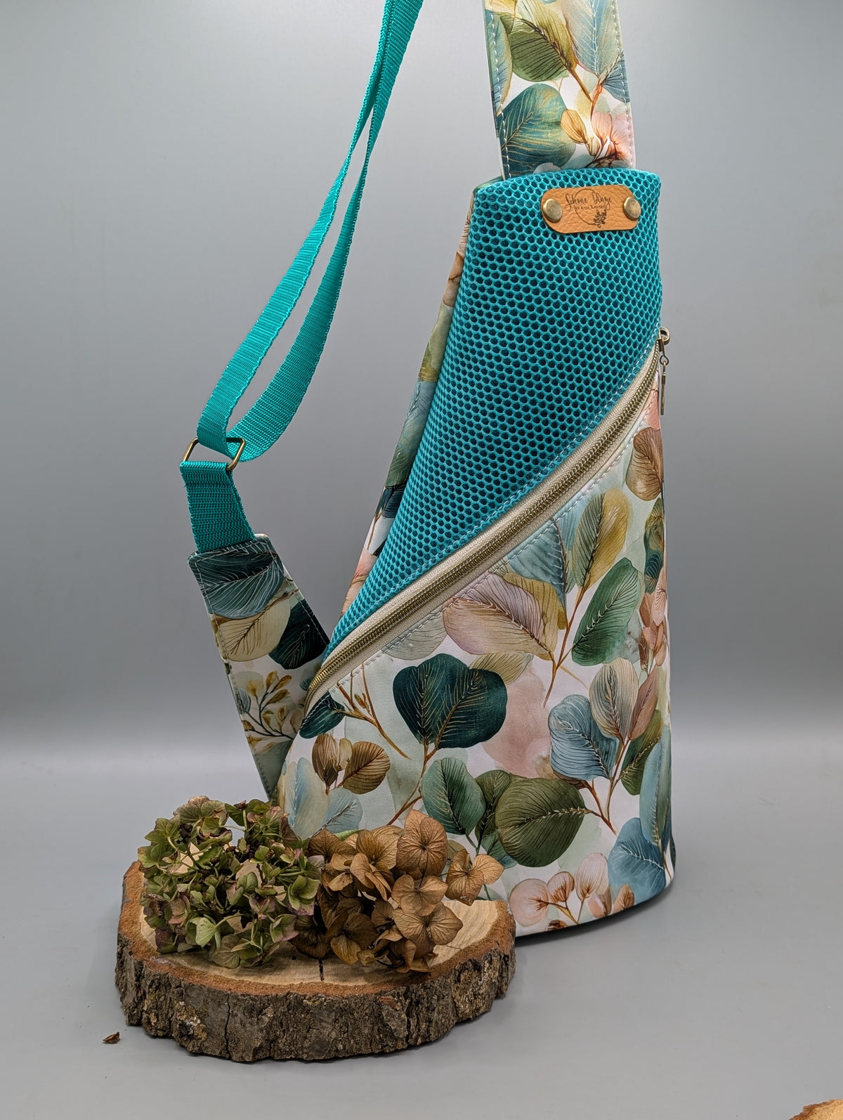 Crossbag „Blüten & Türkis“ – praktisch, leicht und einzigartig