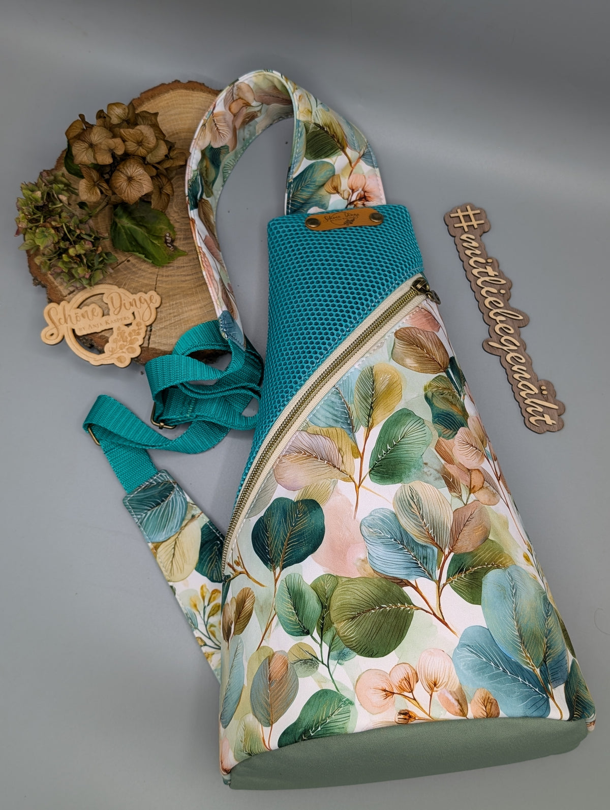 Crossbag „Blüten & Türkis“ – praktisch, leicht und einzigartig