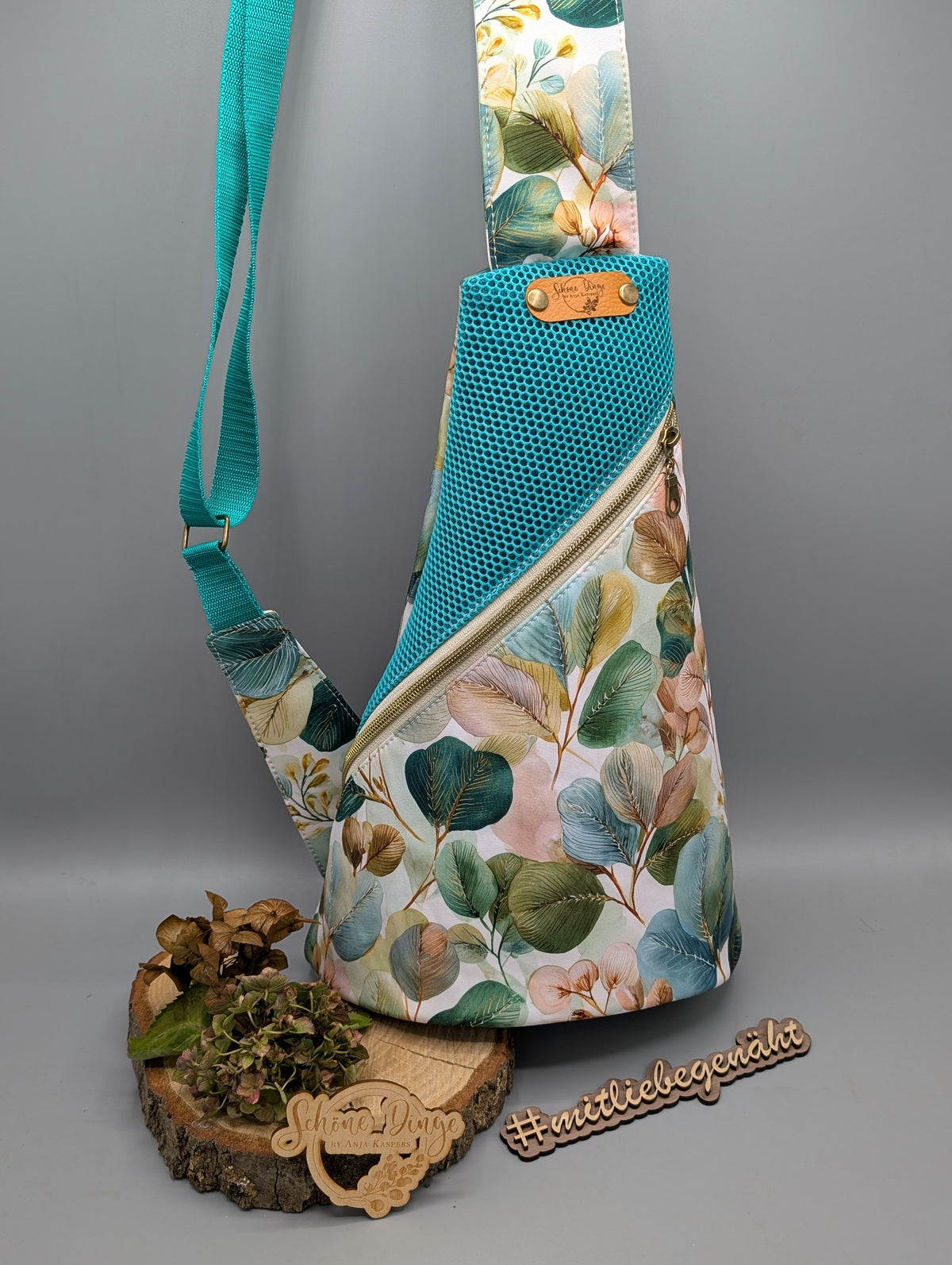 Crossbag „Blüten & Türkis“ – praktisch, leicht und einzigartig