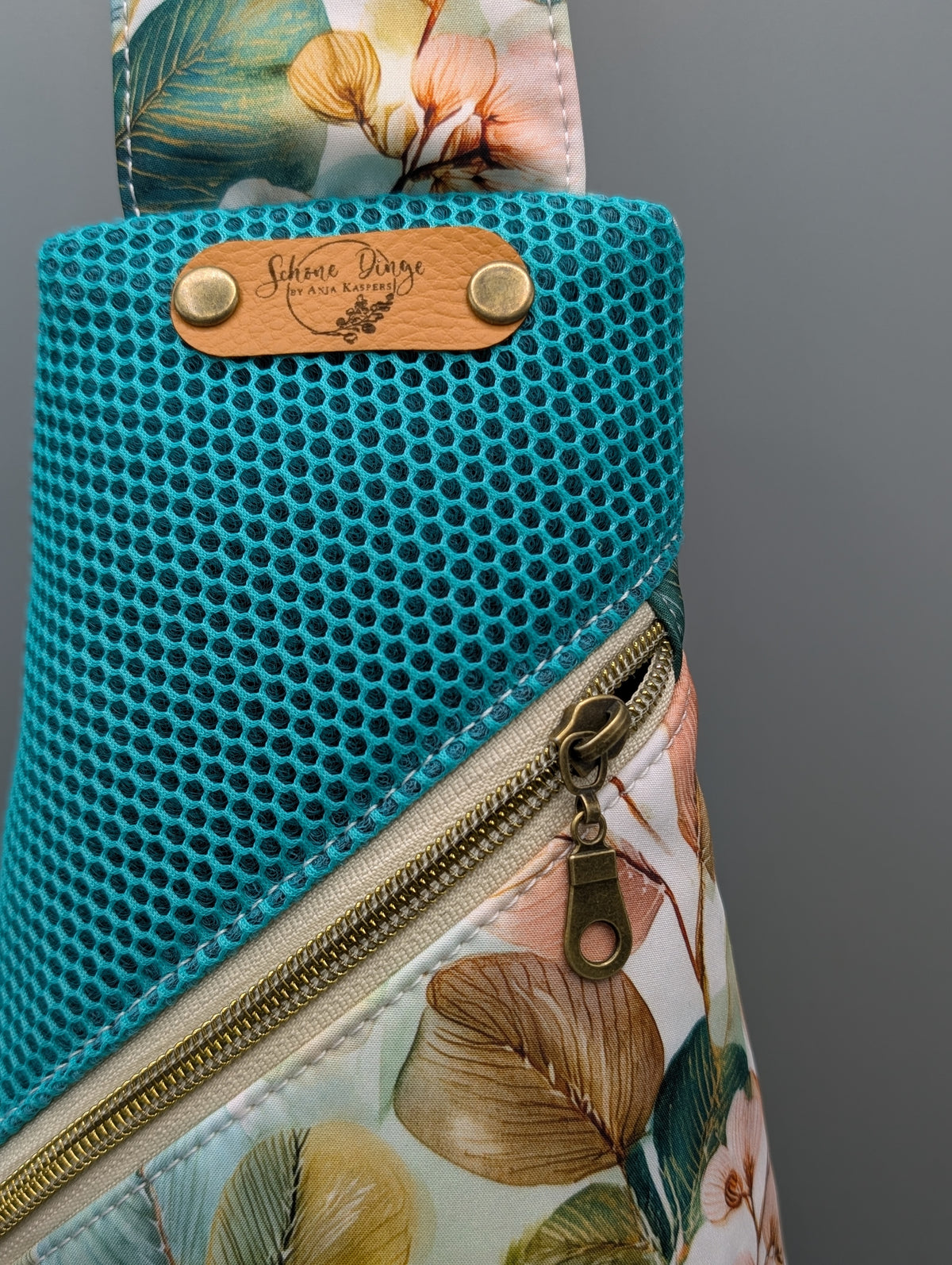 Crossbag „Blüten & Türkis“ – praktisch, leicht und einzigartig