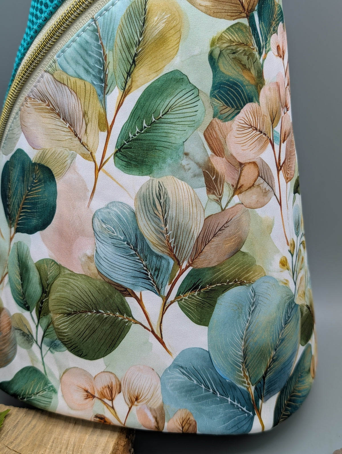 Crossbag „Blüten & Türkis“ – praktisch, leicht und einzigartig