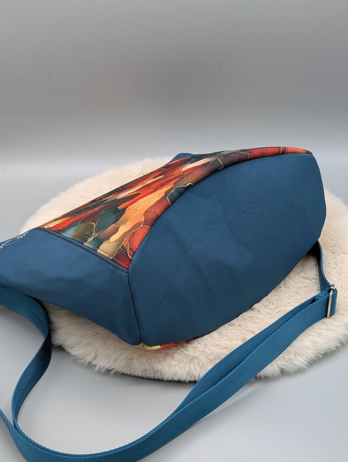 Handgemachte Softshell-Tasche mit Blumenmuster in Petrol/Orange/Rot