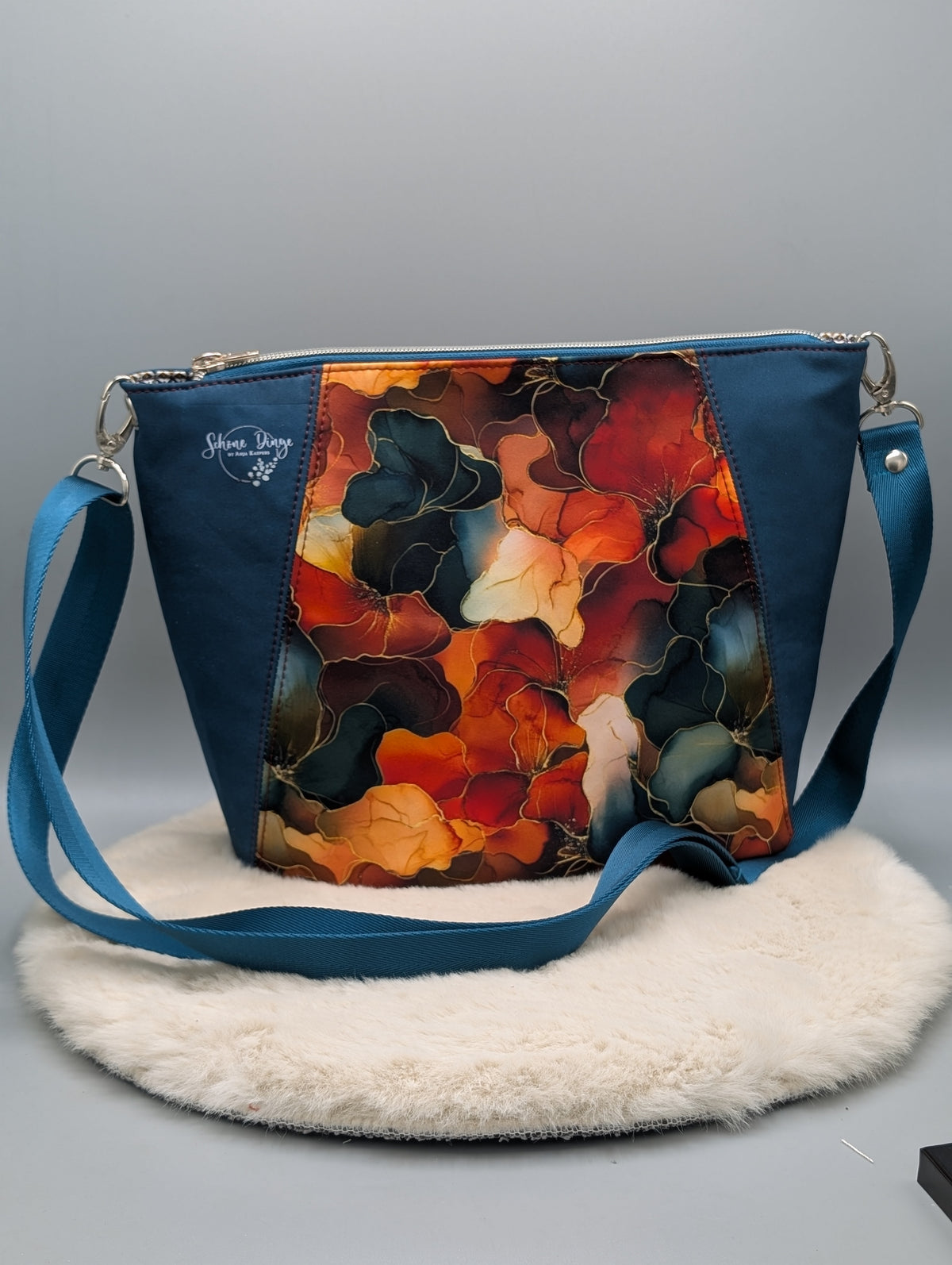 Handgemachte Softshell-Tasche mit Blumenmuster in Petrol/Orange/Rot