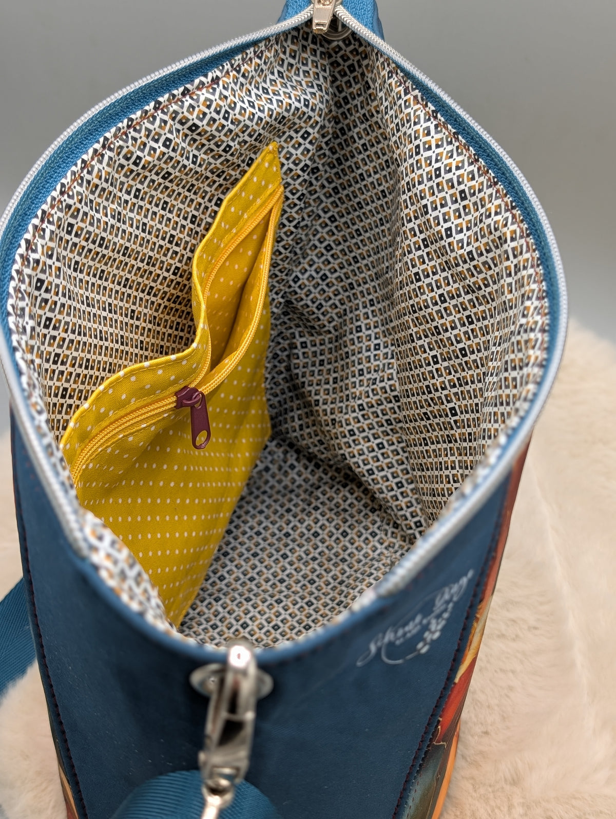 Handgemachte Softshell-Tasche mit Blumenmuster in Petrol/Orange/Rot